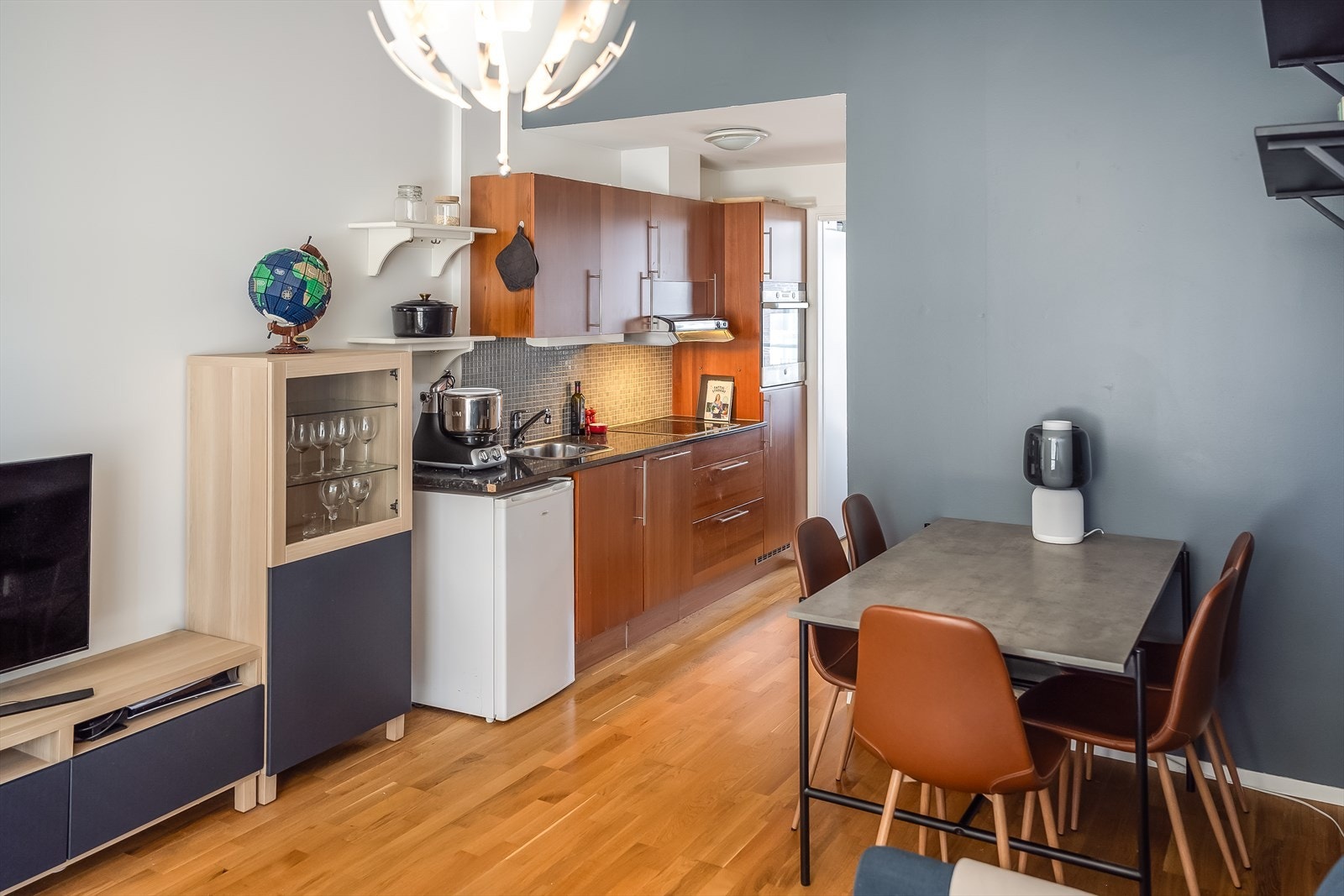 Her får du et gjennomgående pent kjøkken med mye skap- og benkeplass for oppbevaring. Galleribilde