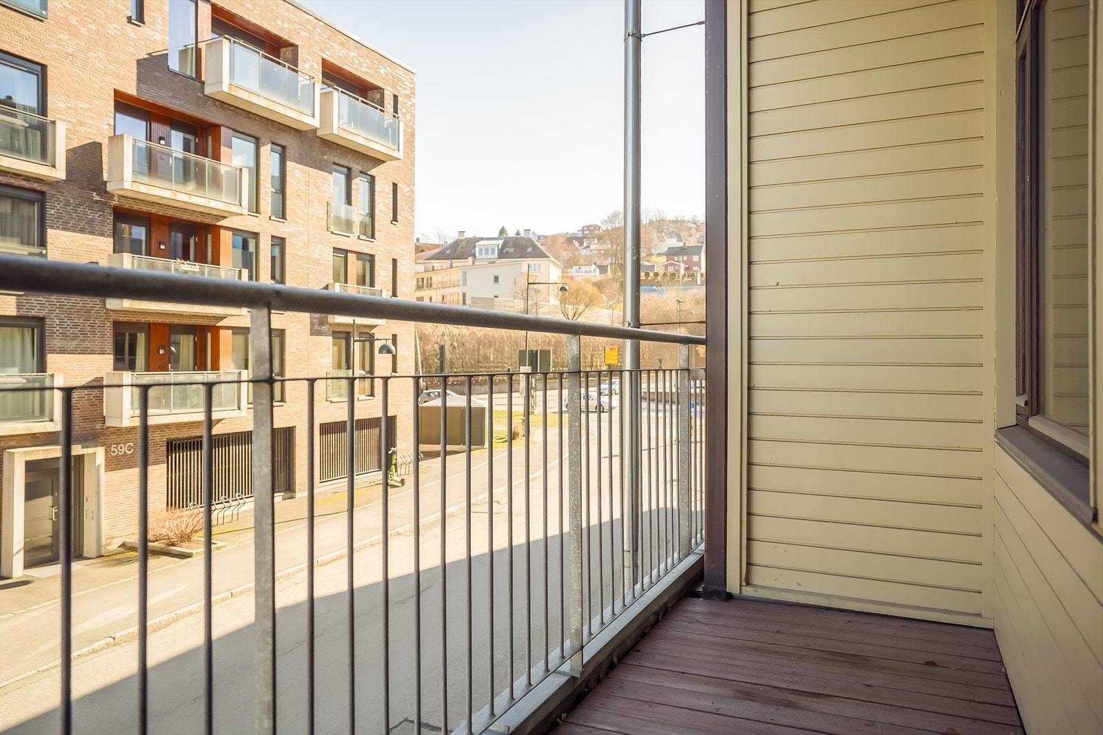 Fra soverommet er det adkomst til leilighetens private balkong. Galleribilde