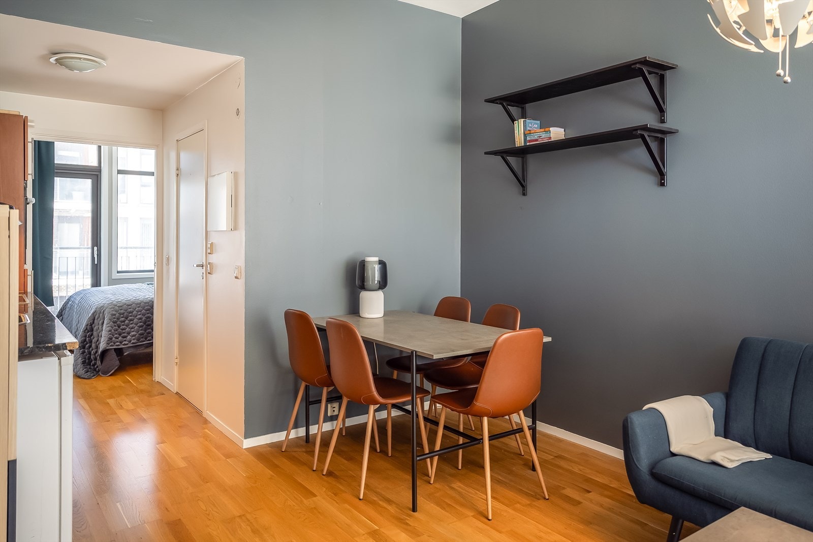 Fint spisehjørne, praktisk plassert ved kjøkkenet. Galleribilde