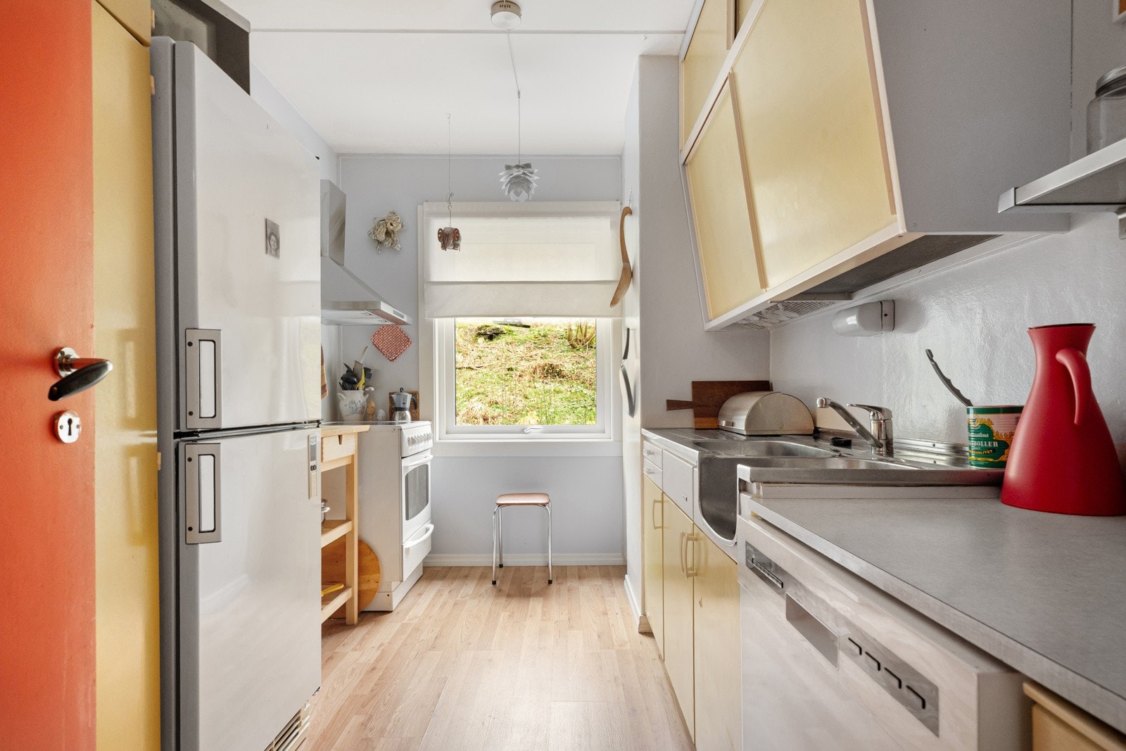 Eldre, men funksjonell kjøkkeninnredning Galleribilde