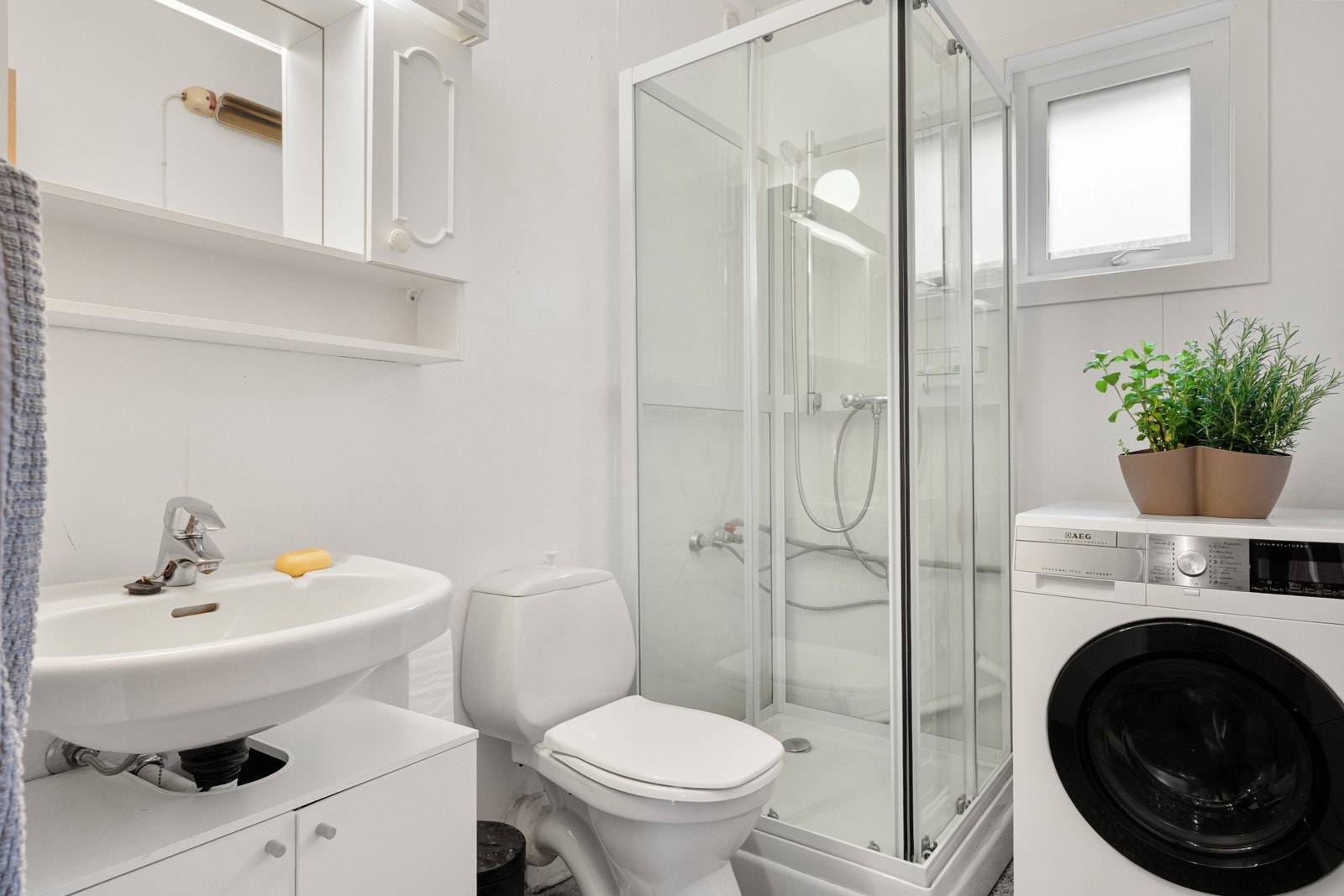 Eldre bad som er modent for oppussing, men som selvsagt kan brukes videre om en så ønsker. Galleribilde