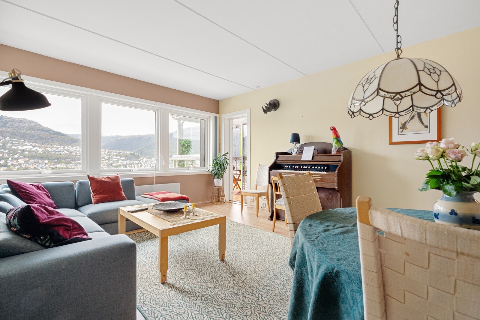 Romslig og god stue med flott utsikt Galleribilde