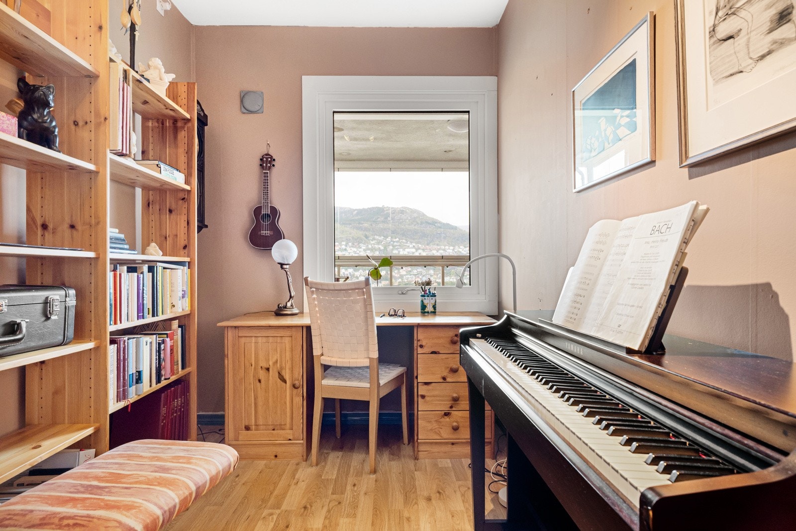 Leiligheten har tre soverom, alle av god størrelse Galleribilde