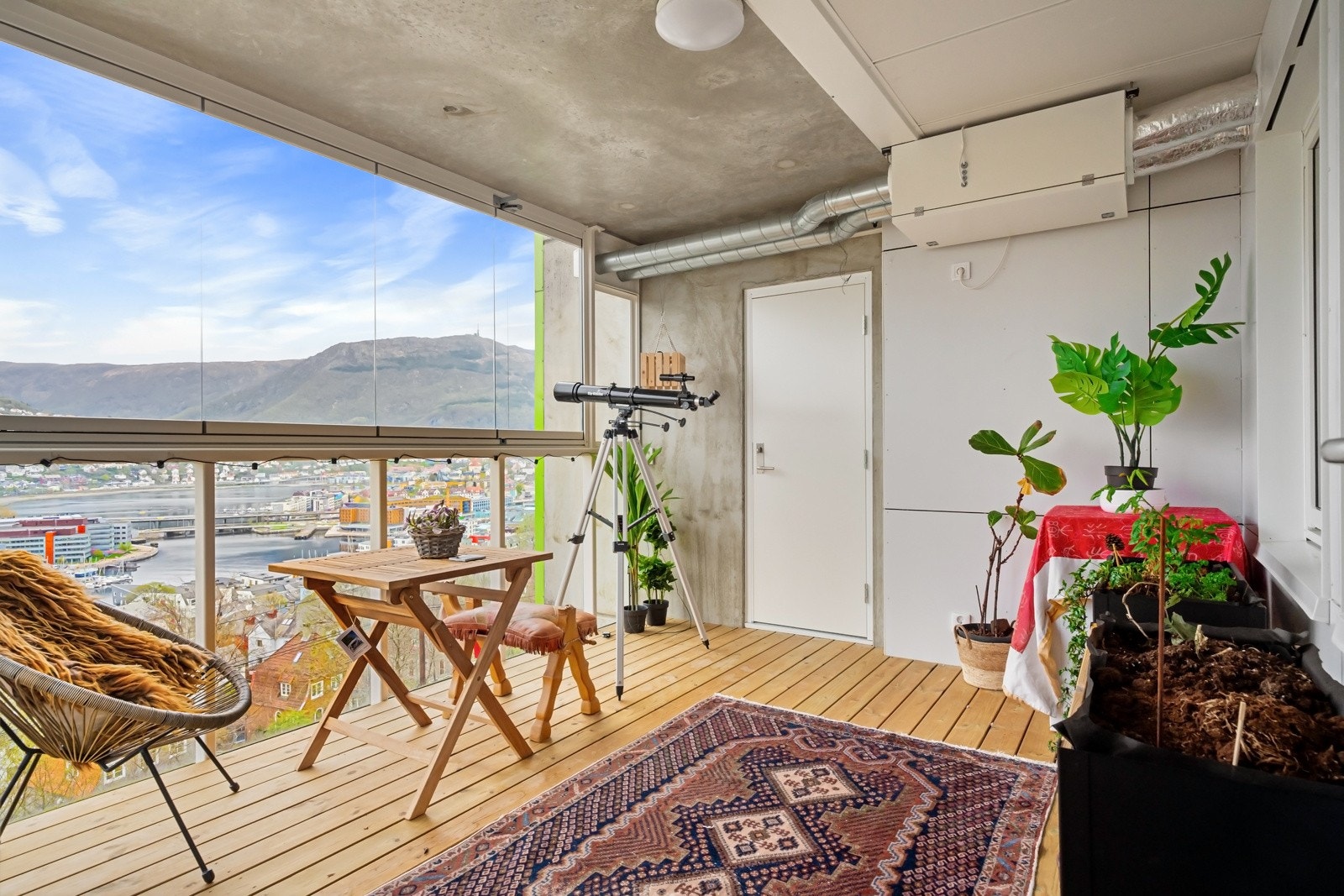 Fra stuen går en ut på den innglassede balkongen Galleribilde