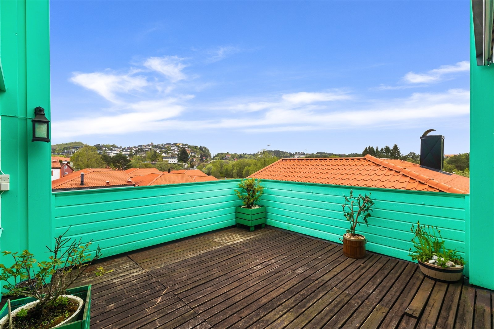 Stor og deilig terrasse med utsikt utover nærområdet. Galleribilde