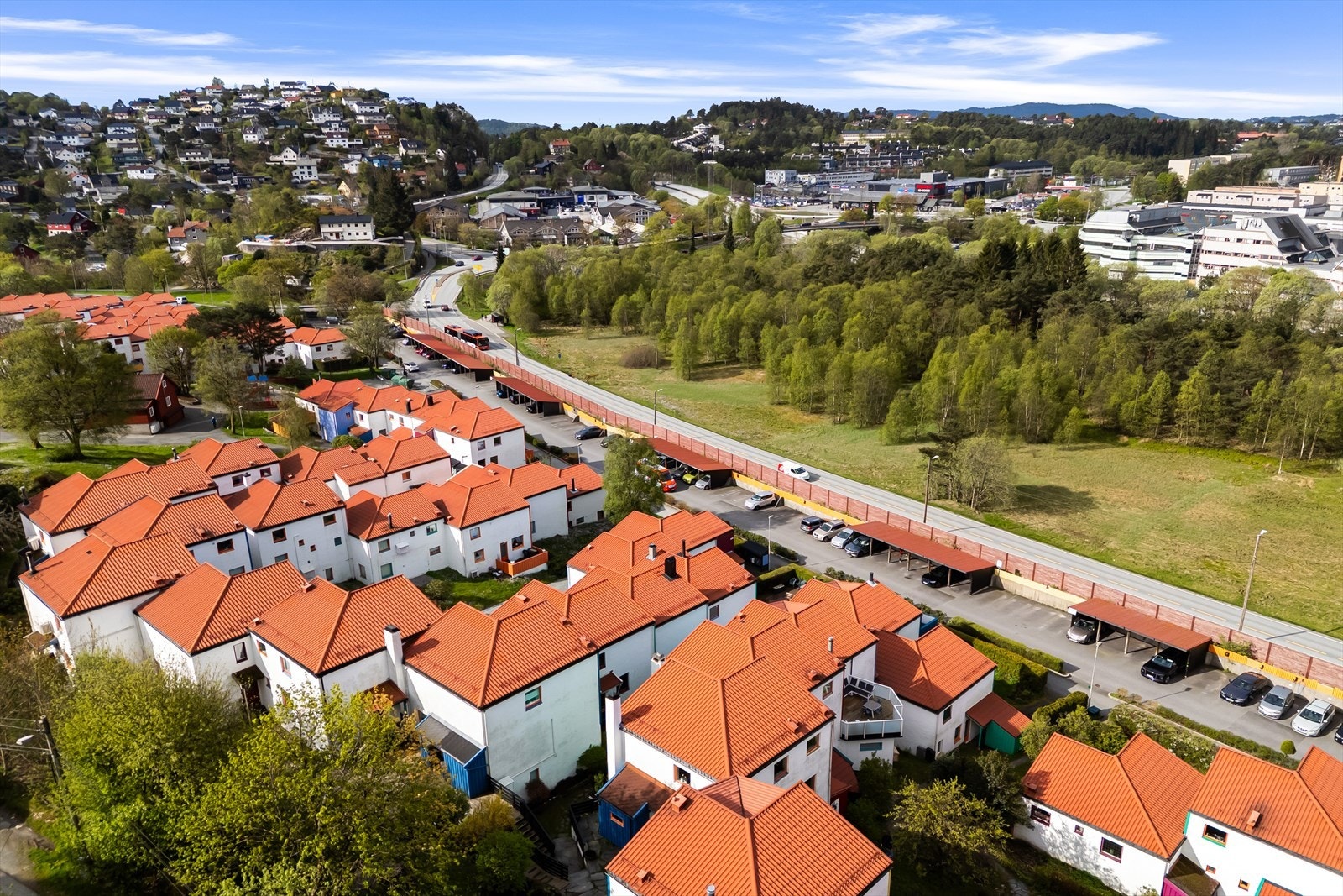 Ved Rolland skole finner du ett godt aktivitetstilbud med fotballbane, svømmehall og fine turstier. Videre kort vei til fine turmuligheter opp Rollandsfjellet. Galleribilde