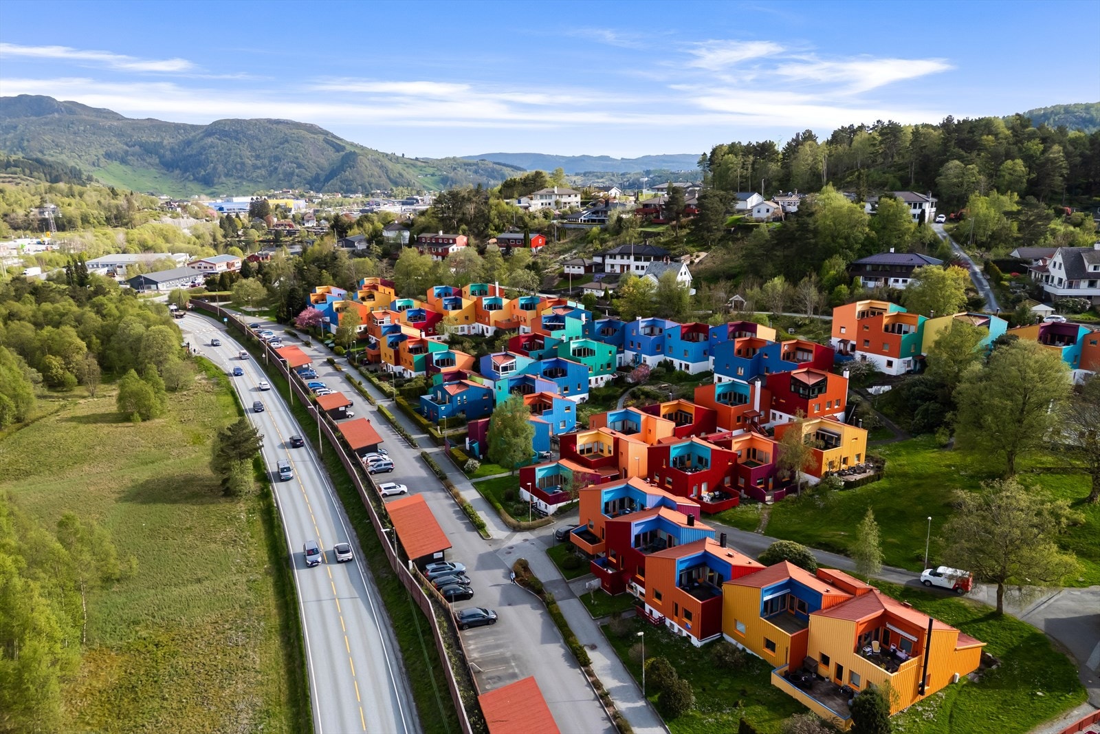 Gode bussforbindelser like i hovedveien med tilknytning til blant annet Åsanes mest hyppiggående rute som er 4'er bussen, med avganger i retning Åsane Terminal/Sentrum og Flakveit. Galleribilde