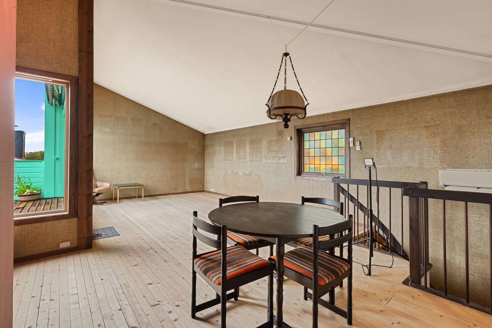 Her kan du enkelt innrede i ulike soner med både sofagruppe og spisebord. Galleribilde