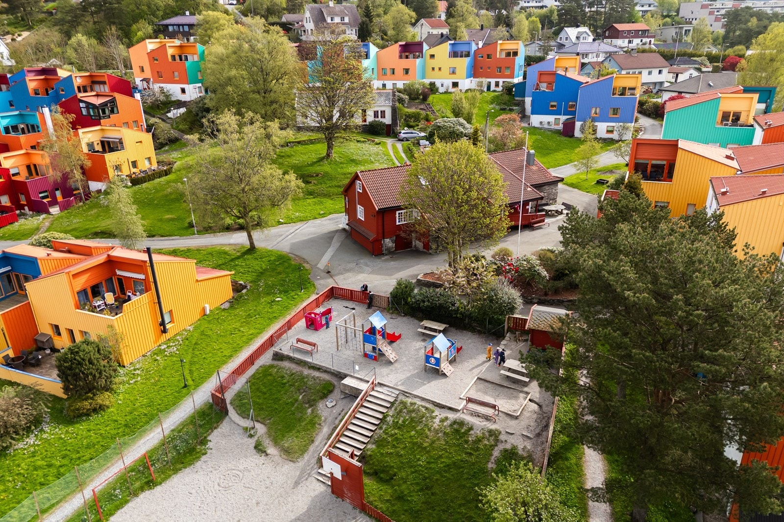 Eiendommen har en meget barnevennlig og praktisk beliggenhet sentralt i Åsane. Galleribilde