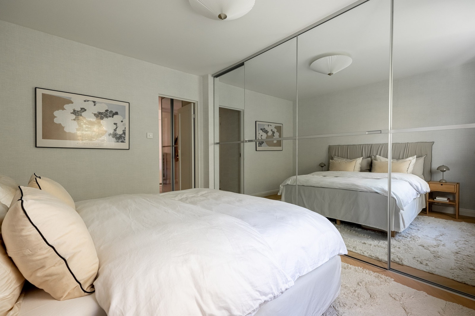 Det er rikelig med oppbevaringsplass i en romslig skyvedørsgarderobe fullt innredet med PAX eik-garderobeløsning, og med speilfronter. Galleribilde