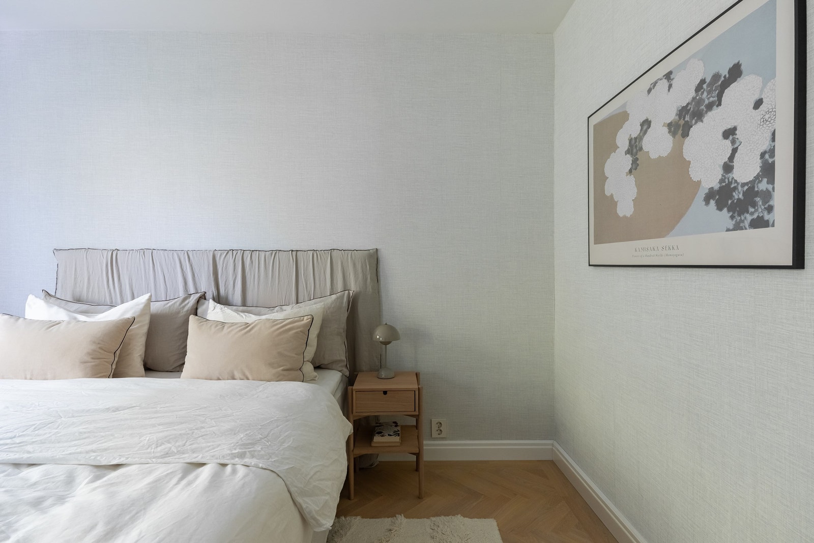 Rommet er holdt i duse og behagelige nyanser - perfekte for soverommet! Galleribilde