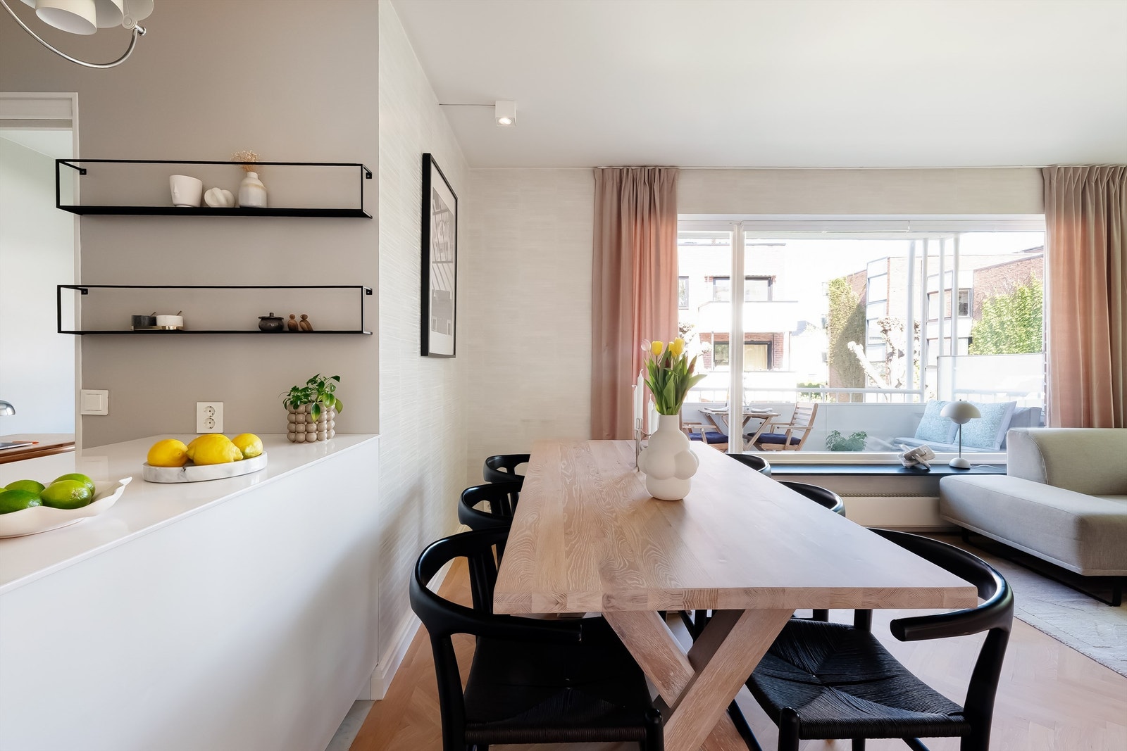 I fin overgang mot kjøkkenet er det også en naturlig og fin plass for å innrede med et spisebord med gode muligheter for å invitere venner og familie på middag. Galleribilde