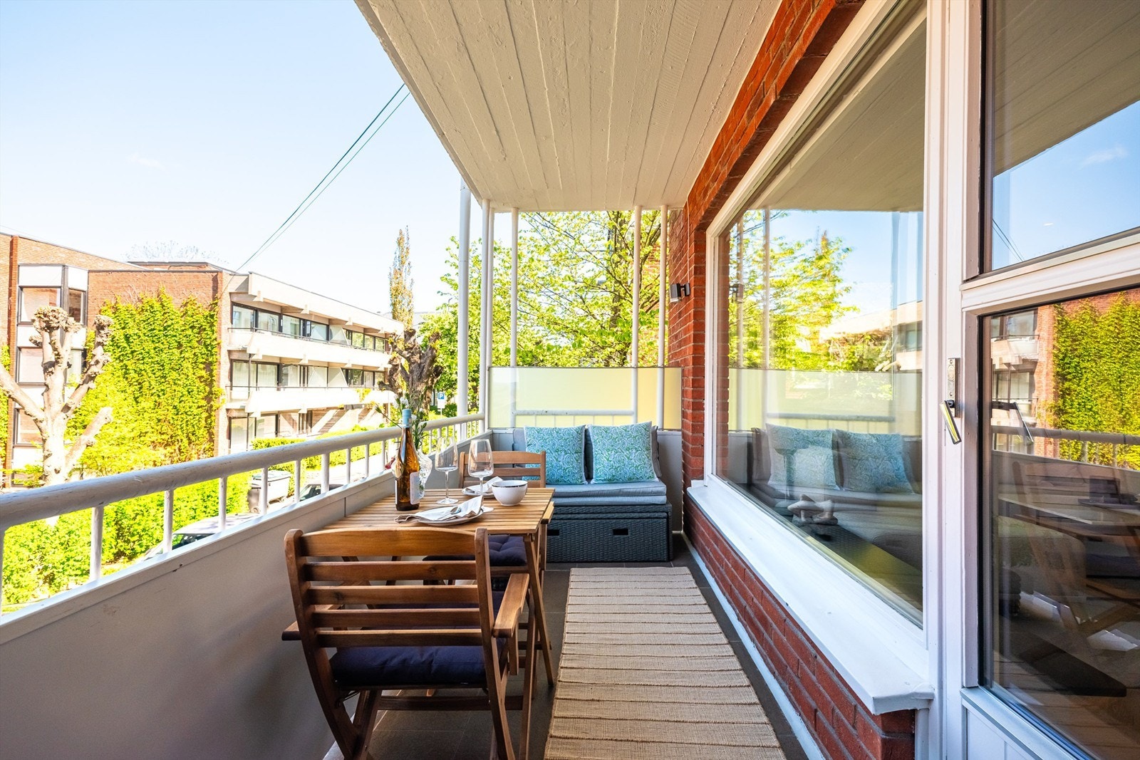 Balkongen er på 6 kvm, med god plass til å innrede med en hyggelig sittegruppe og grill. Galleribilde