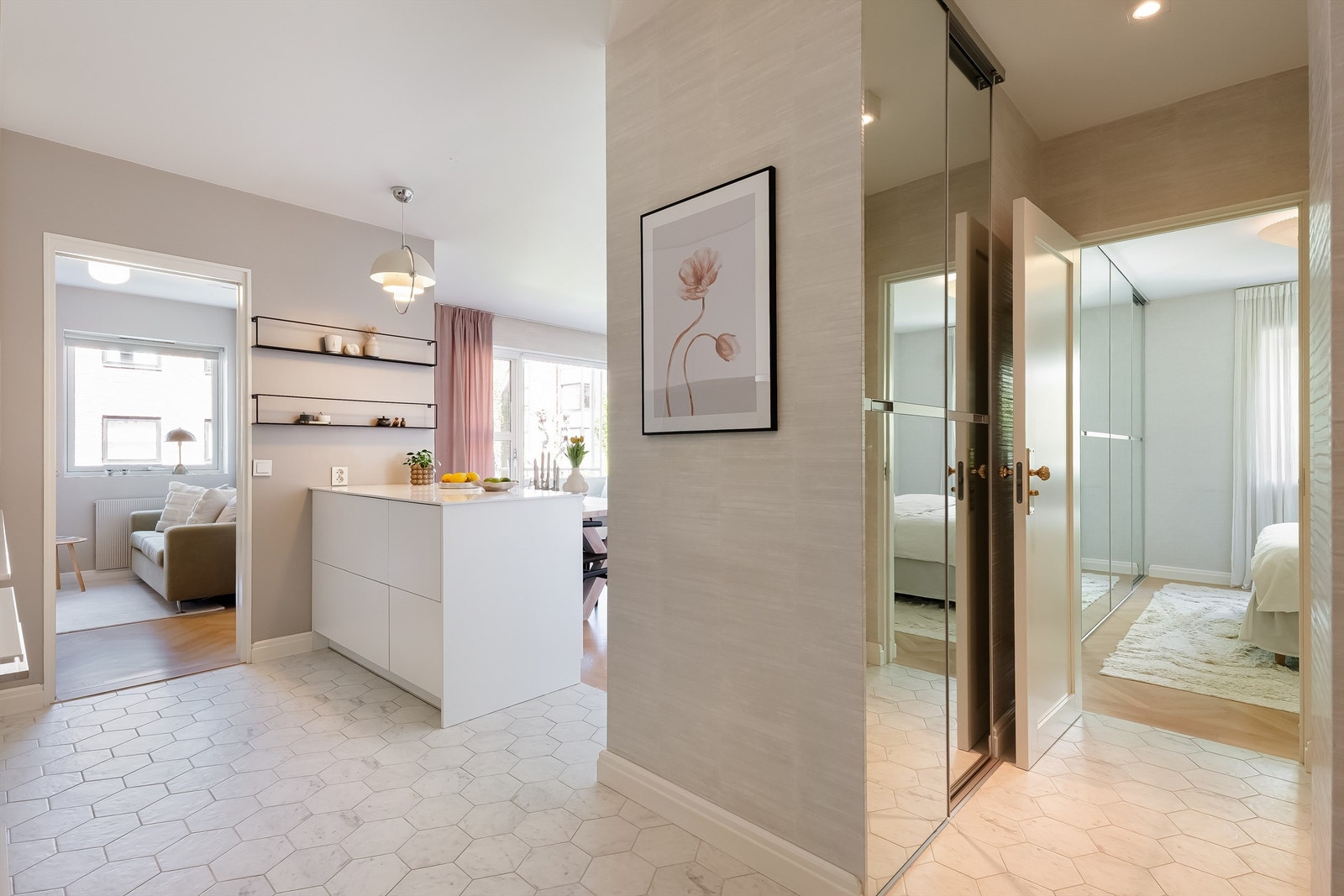 Her er det rikelig med plass til å henge fra seg yttertøyet og sette fra seg sko. Entréen har en romslig skyvedørsgarderobe med PAX eik garderobeløsning med speilfronter. Galleribilde