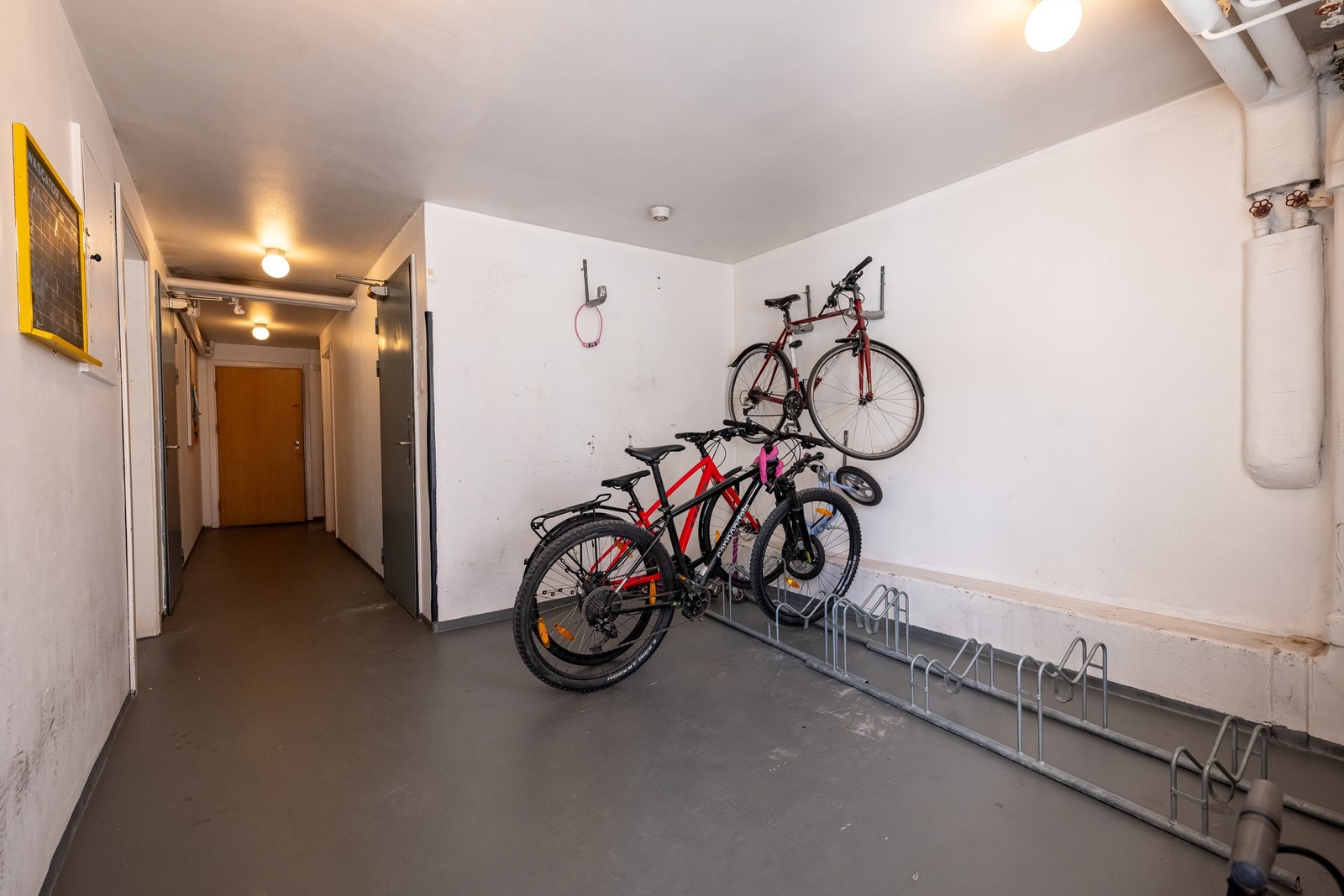 Felles sykkelparkering. Galleribilde