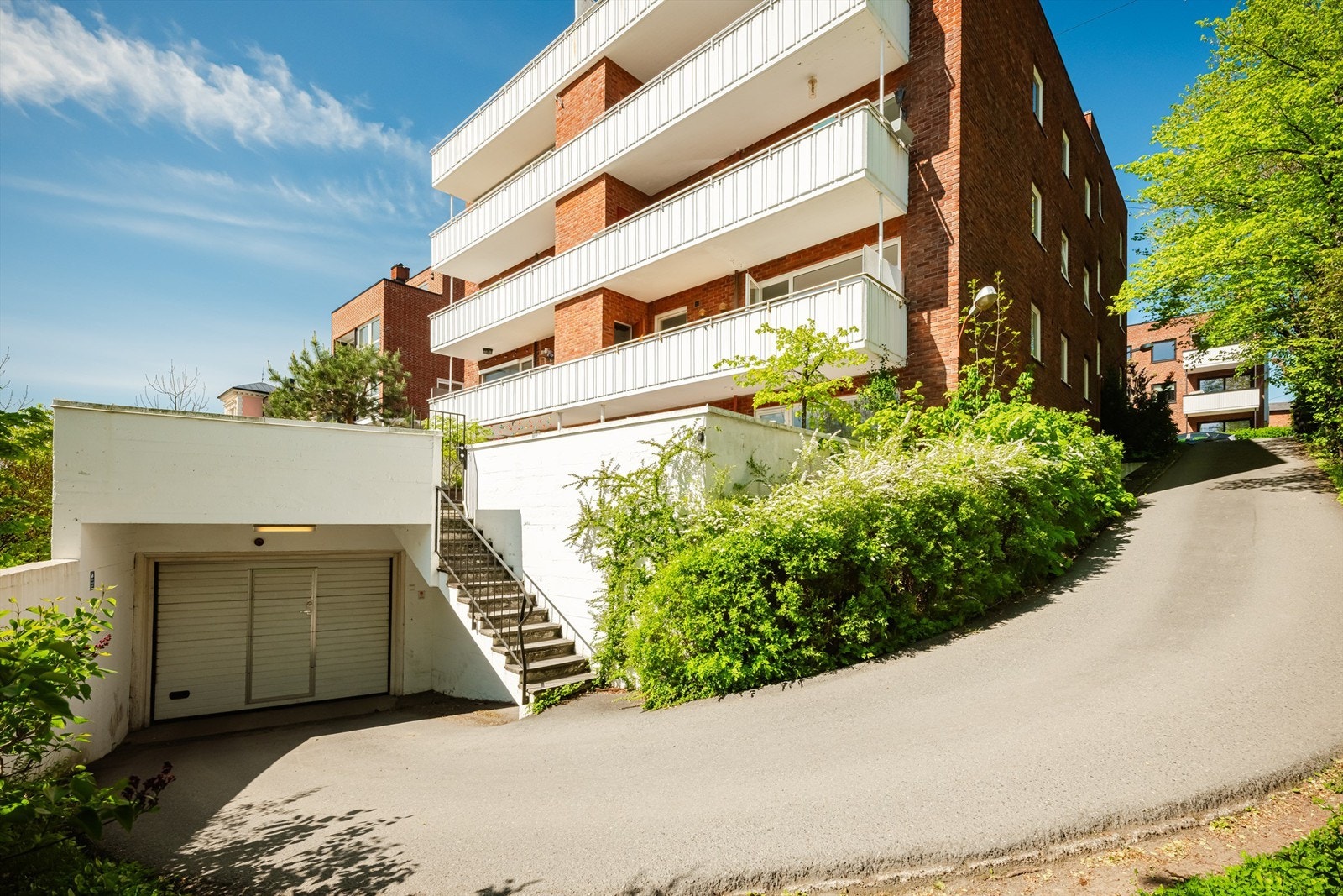 Privat vei ned til garasjekjelleren. Denne er oppvarmet på vinteren for enkel og sikker opp- og nedkjøring Galleribilde
