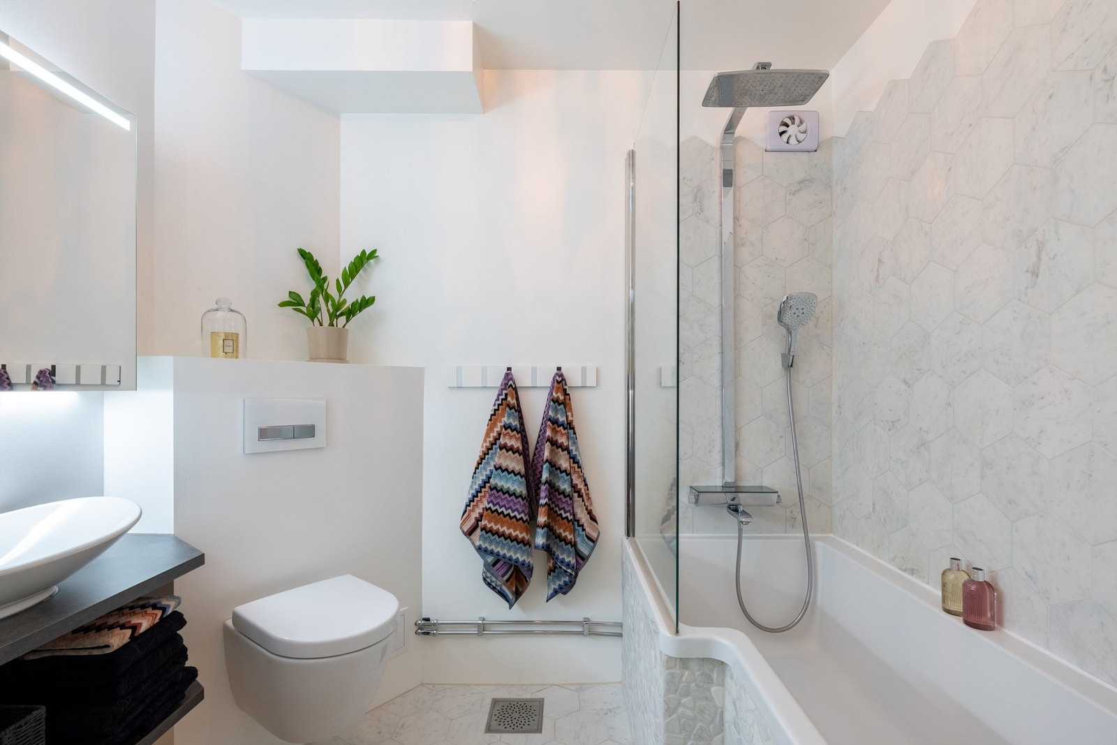 Badet er fra 2016 og er pent flislagt på gulv og vegger. Galleribilde