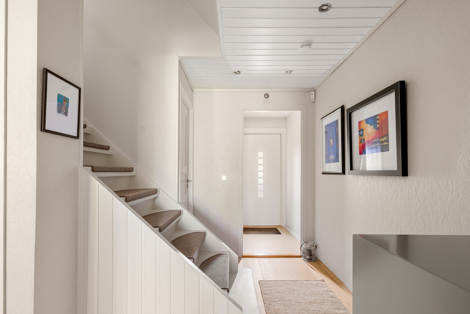 En etasje ned kommer en til entré, bad og tre soverom. Også første etasje har nytt gulv i 2019, likt som i andre etasje. Galleribilde