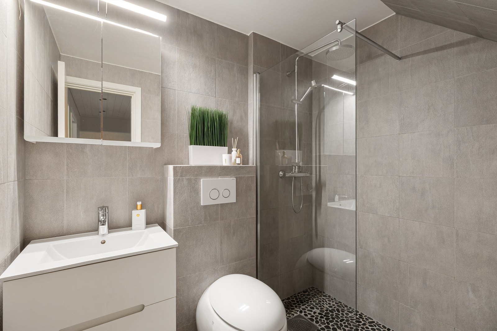 Badet er delikat fliselagt. Pusset opp av fagfolk i 2013. Galleribilde