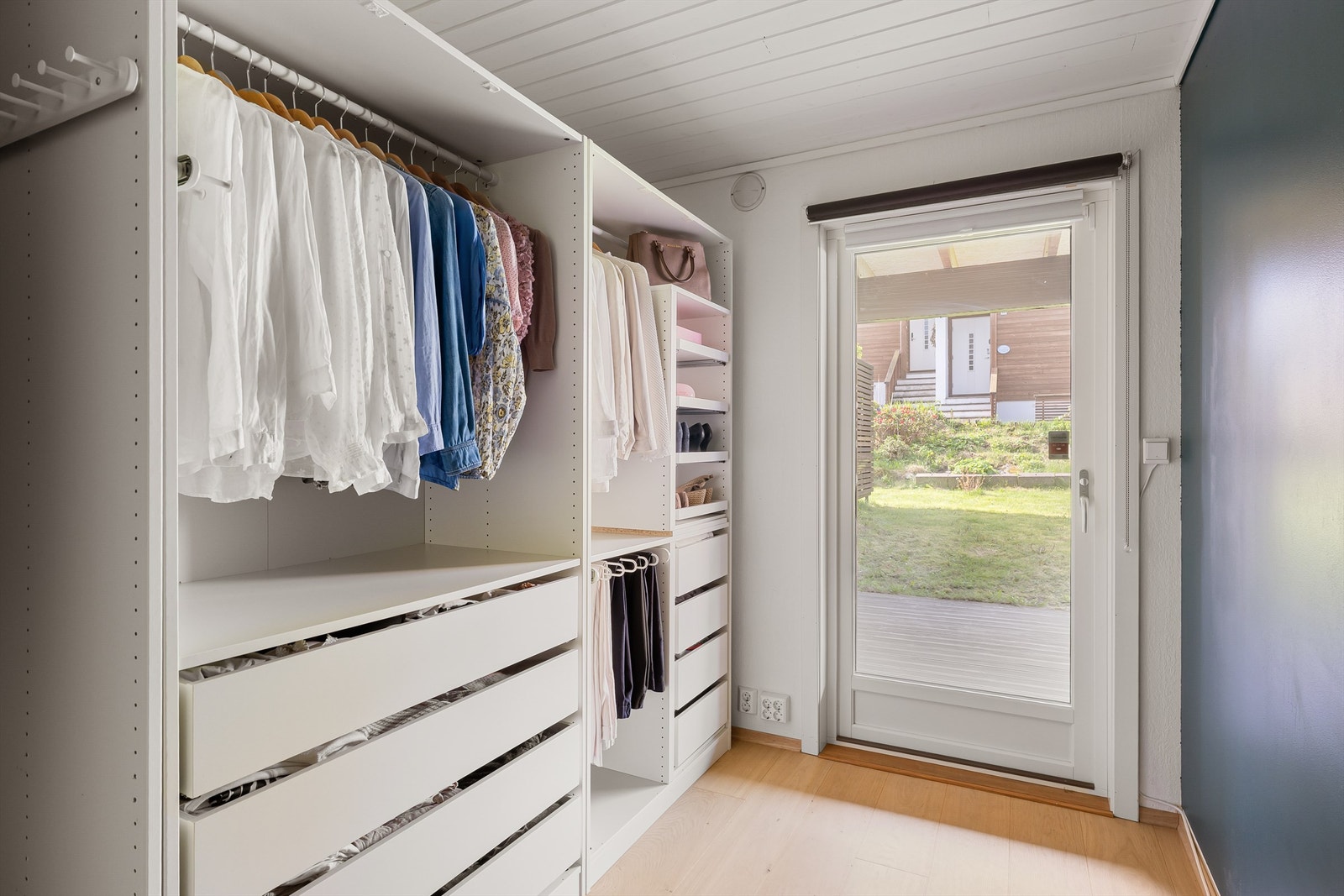 Det ene soverommet er i dag brukt som walk-in closet. Her er det også utgang til hagen og platting. Galleribilde