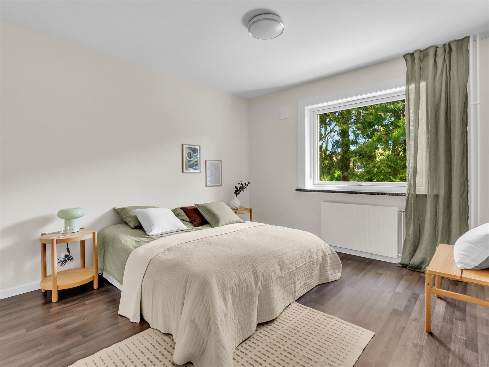 Boligen har to soverom. Hovedsoverommet har plass til dobbeltseng med tilhørende nattbord. Galleribilde