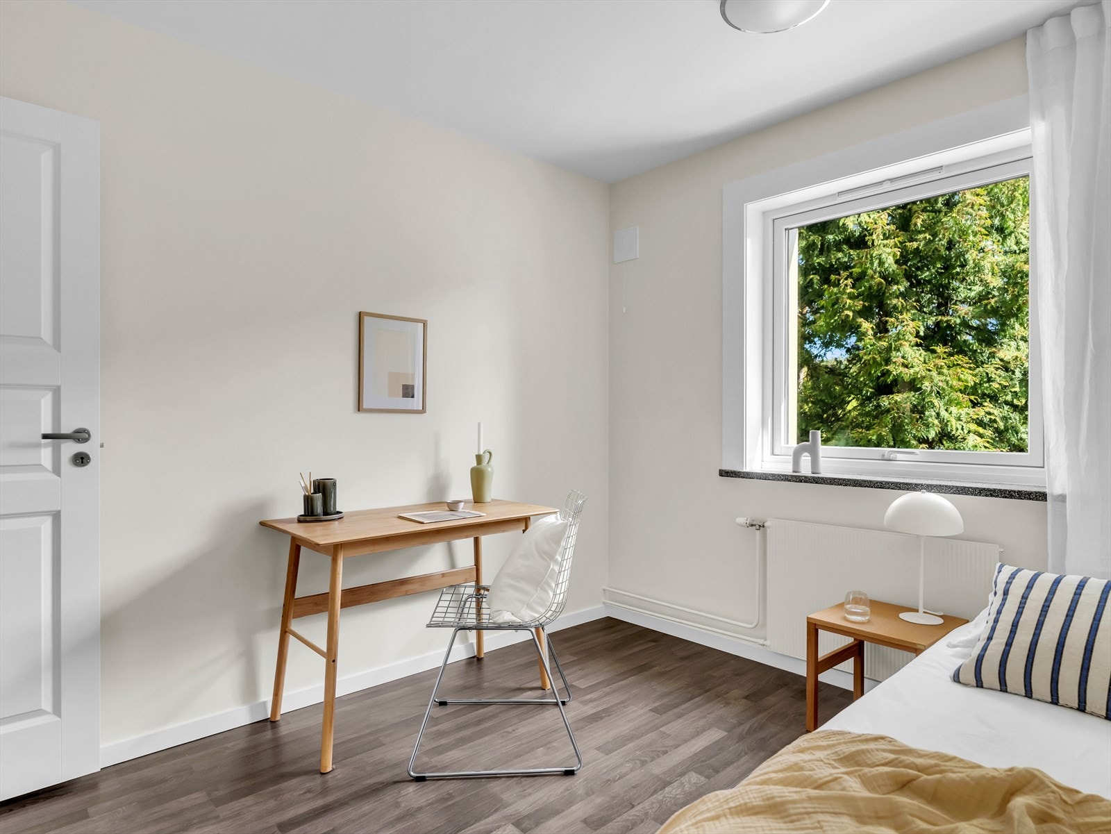 Rommet har plass til seng, nattbord, garderobeløsning og evt. skrivebord. Galleribilde