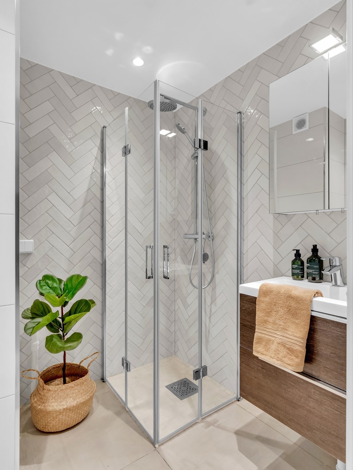 Leiligheten har et pent flislagt baderom, oppusset i selgers regi i 20xx. Det er gulvvarme, samt naturlig avtrekk. Galleribilde