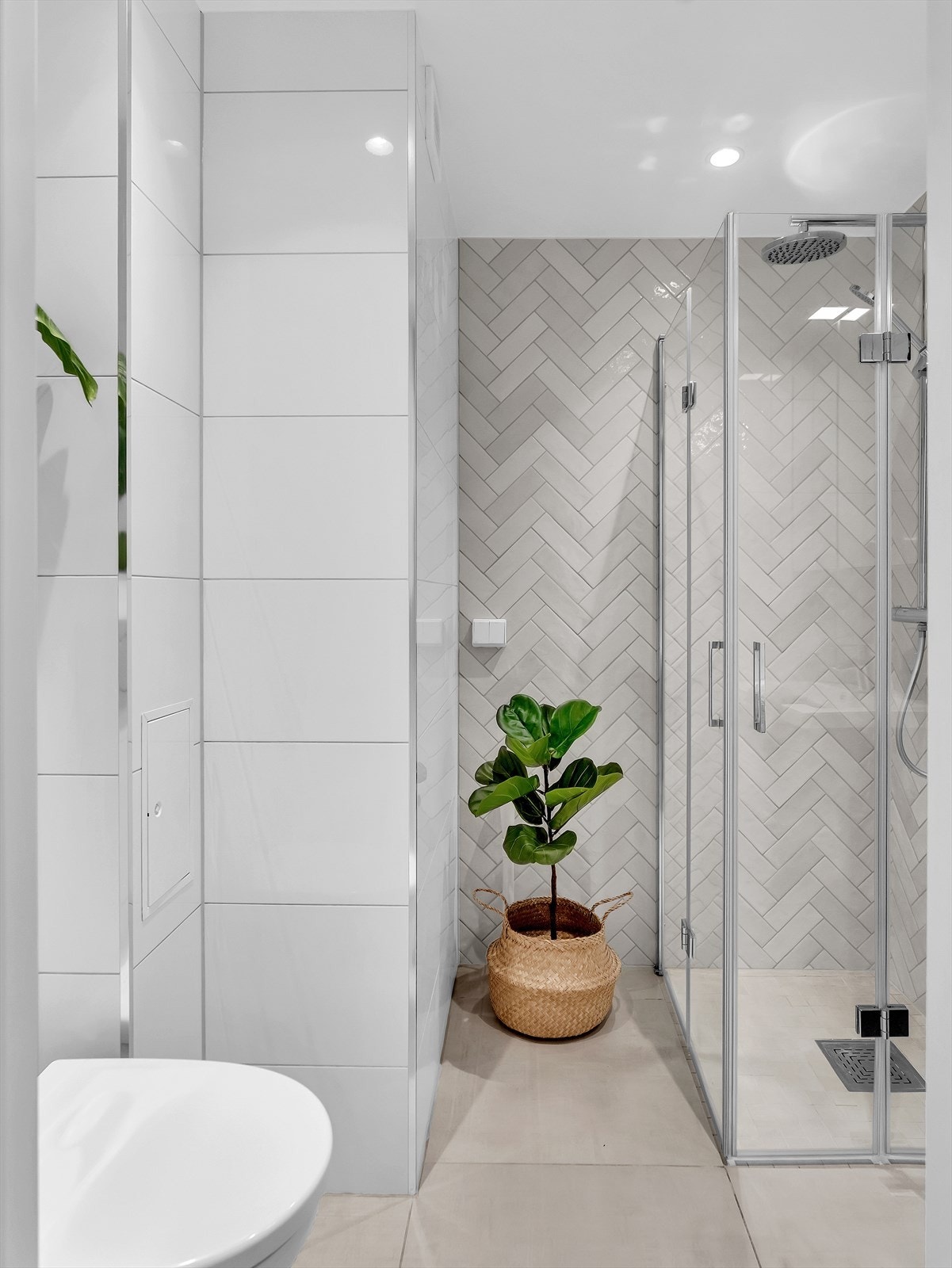 Rommet er innredet med opplegg for vaskemaskin, innfellbare dusjdører, veggmontert wc og servantskap med ett greps blandebatteri fra Grohe. Galleribilde