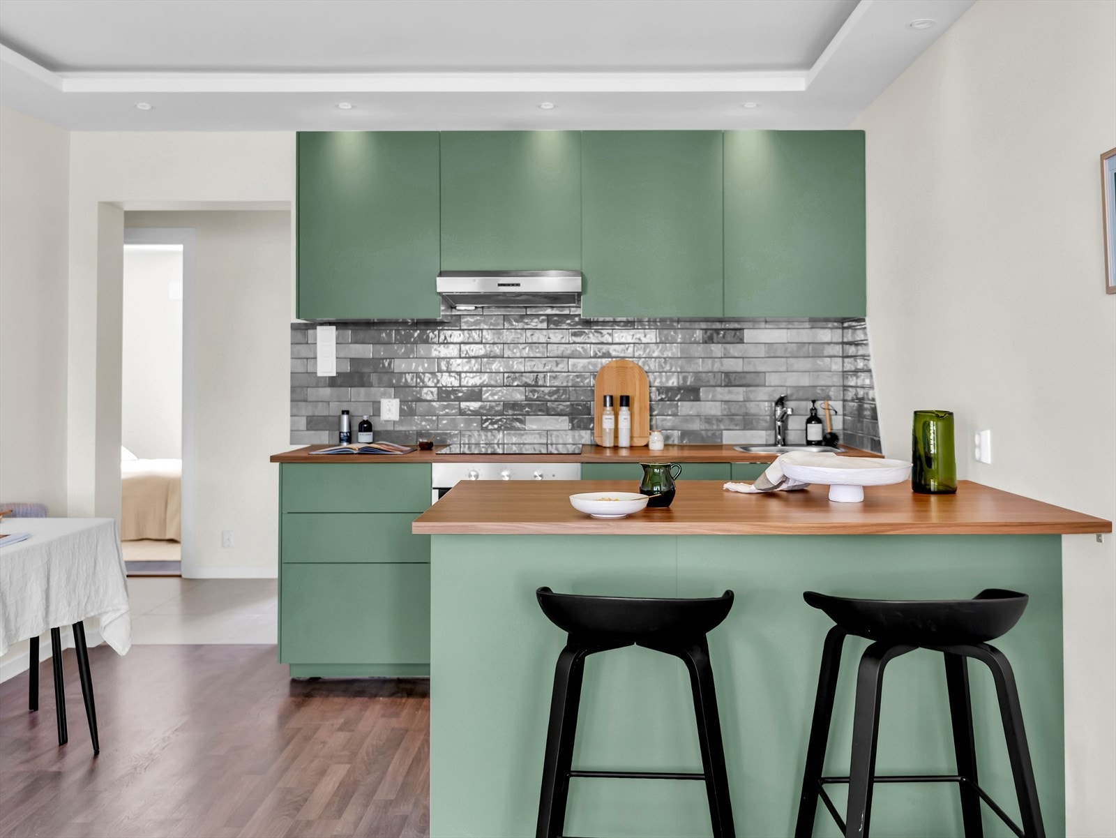 Videre er det satt inn integrerte hvitevarer som oppvaskmaskin, fryseskap, kjøleskap, platetopp og stekeovn. Galleribilde