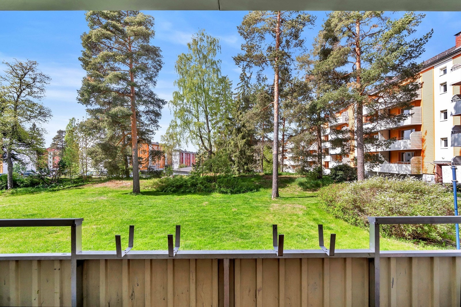 Det er åpen og fin utsikt mot de opparbeidede fellesområdene. Galleribilde