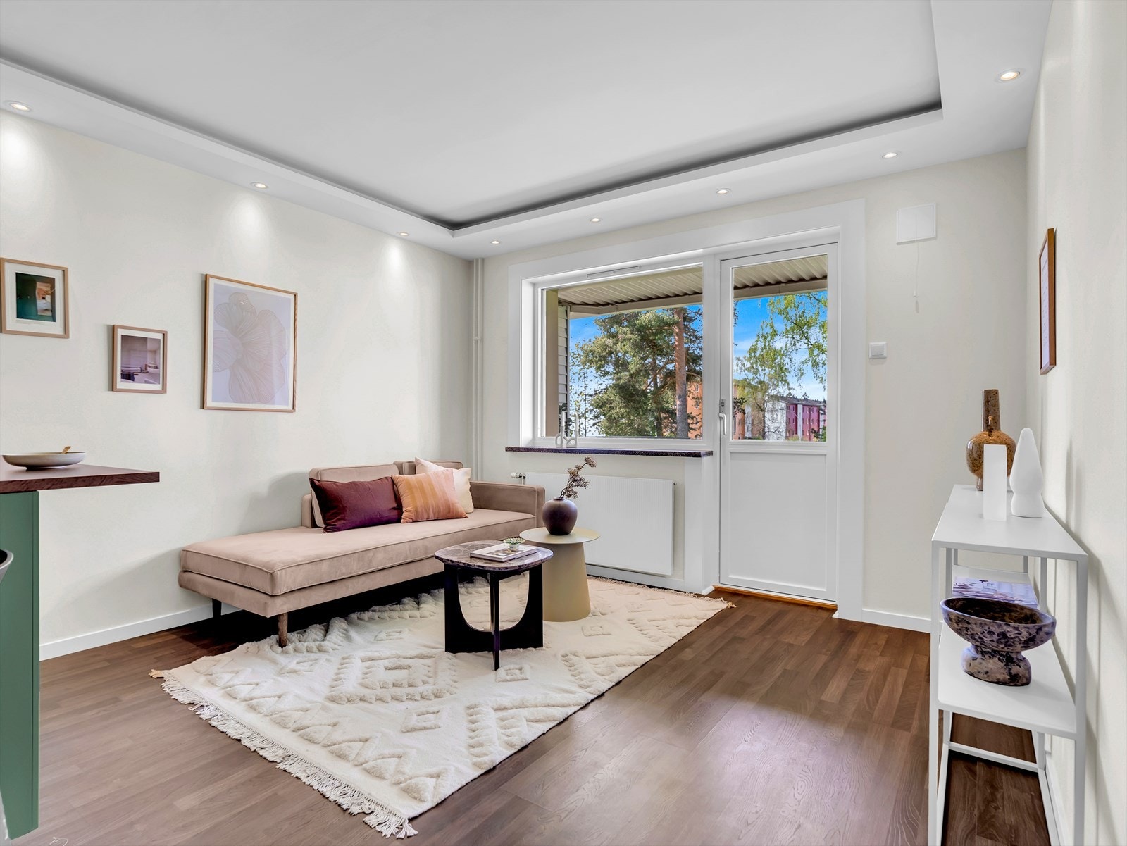 Leiligheten består av en åpen stue- og kjøkkenløsning, to gode soverom og et pent flislagt bad. Galleribilde