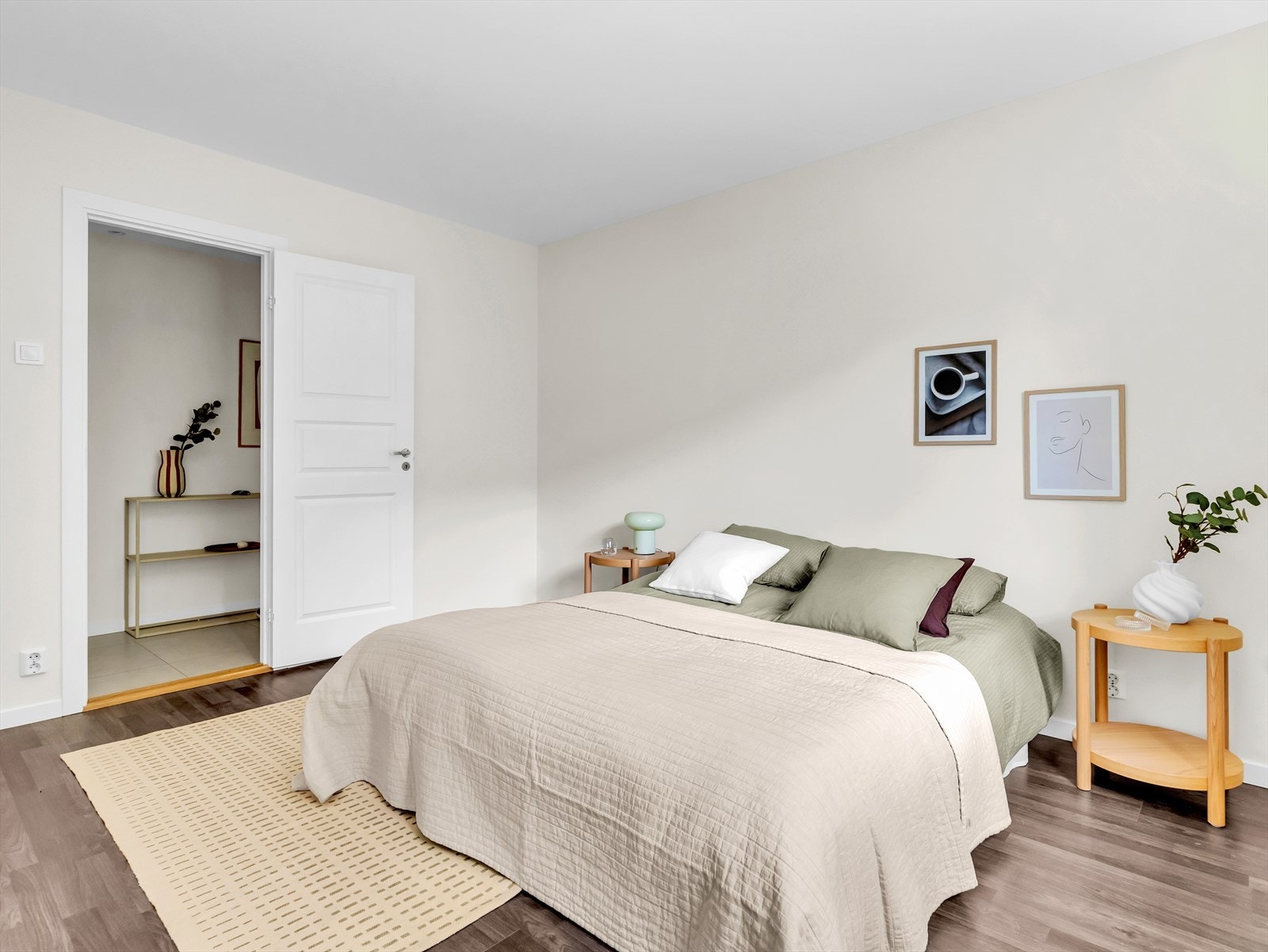 Videre er det plass til garderobeløsning. Galleribilde