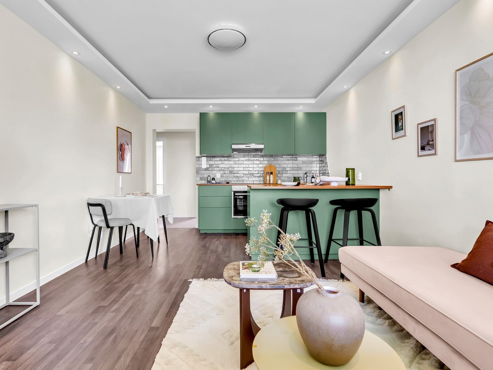 I tillegg er det plass til et spisebord mot kjøkkenet. Galleribilde