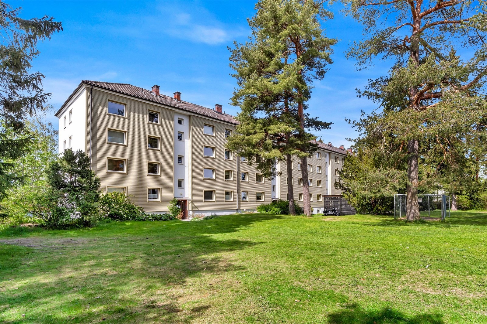 Borettslaget har store og pent opparbeidede fellesområder med mye boltreplass. Galleribilde