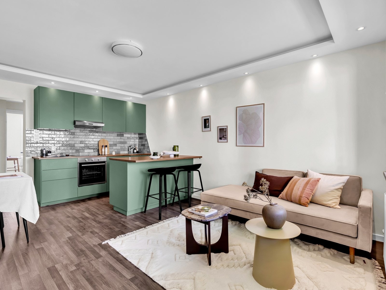 Innredningen har skap med glatte laminerte fronter, samt laminert benkeplate med overliggende oppvaskkum og ett-greps blandebatteri fra Hans Grohe. Galleribilde