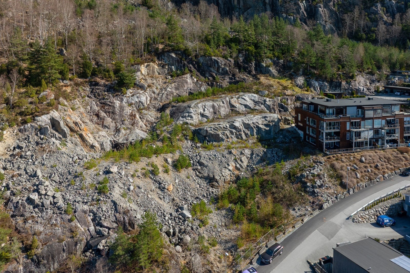 Tomten er på hele 2 111,6 m2! Galleribilde