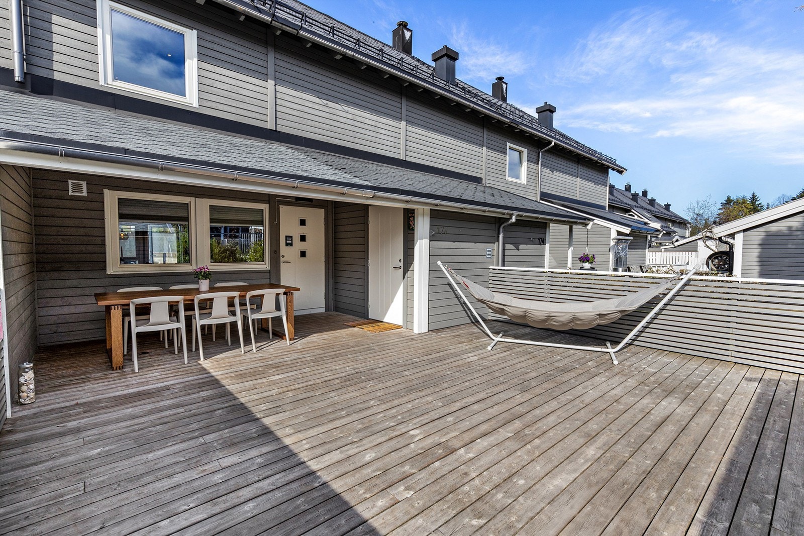 Her er det gode solforhold hvor man kan nyte årets varmere dager ute. Galleribilde
