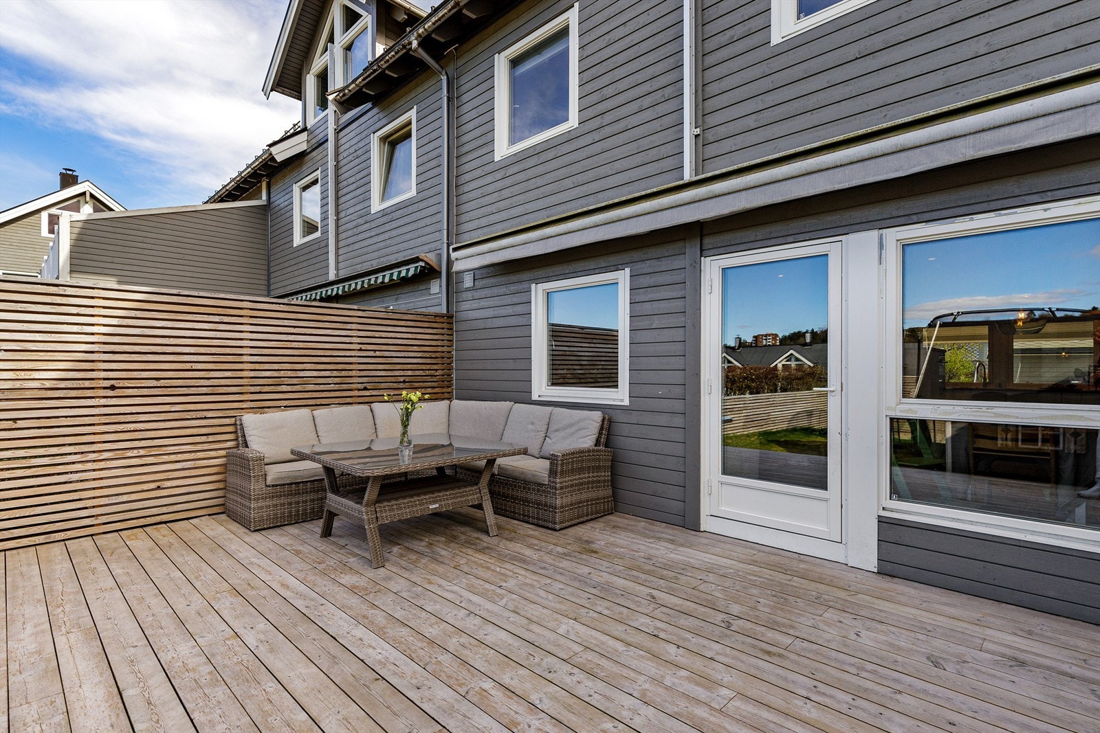 Her er det rikelig med plass til å møblere med ønsket utemøblement, og invitere venner og familie på grilling. Galleribilde