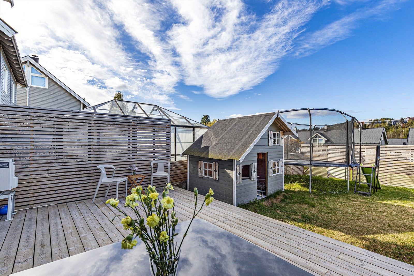Terrassen er solrik og av god størrelse, med en inngjerdet og privat hage. Galleribilde