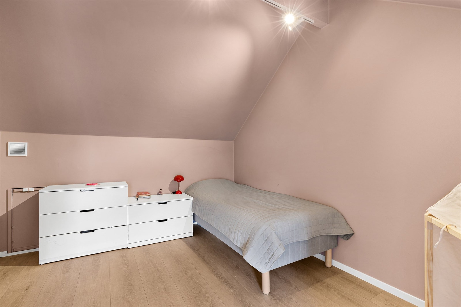 I loftetasjen er de to øvrige soverommene i boligen, som passer perfekt som barnerom, gjesterom, kontor eller loftstue. Galleribilde
