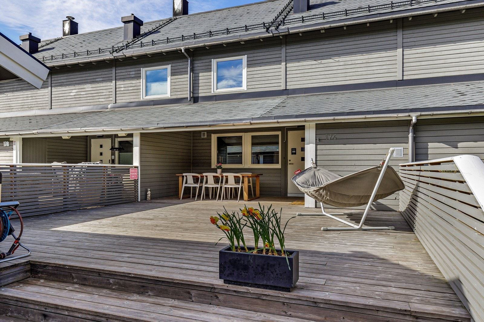 Her er det også en romslig terrasseplatting hvor man kan invitere venner og familie på middagsbesøk. Galleribilde