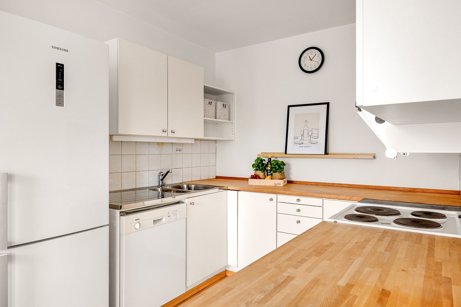 Det er utstyrt med komfyr, oppvaskmaskin og kjøleskap/frys. Galleribilde