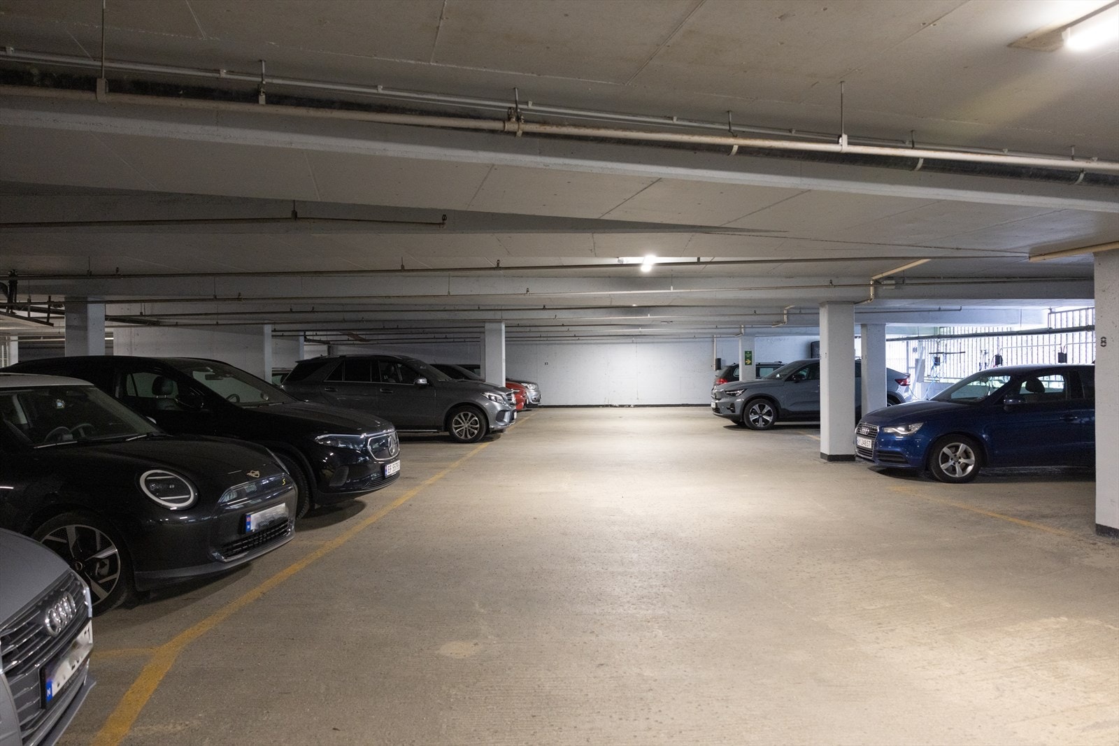 Fast parkering med elbil lader i felles garasjeanlegg. Galleribilde