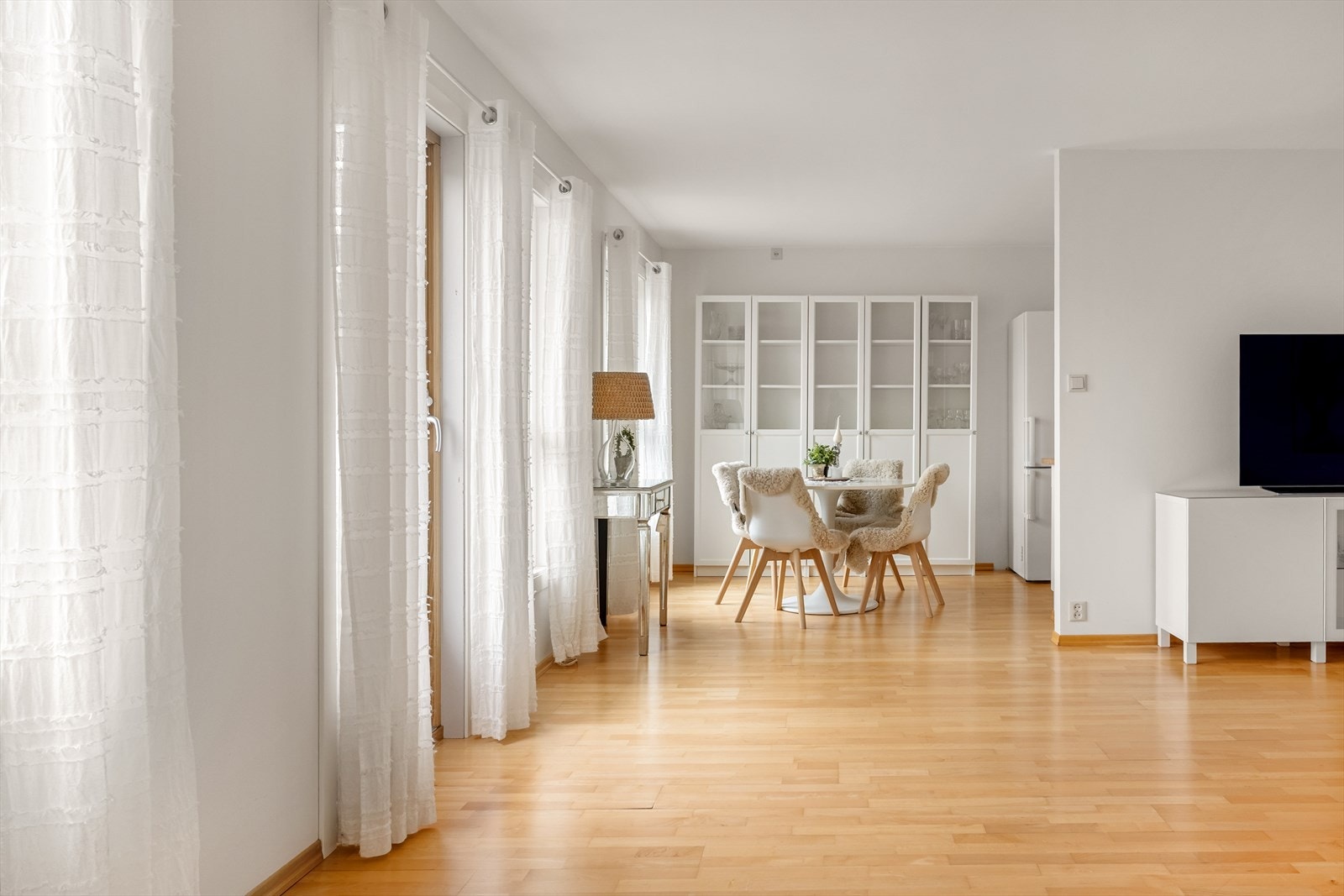 Rommet er i lys utførelse og har rikelig med lysinnslipp gjennom vindusflatene - som skaper en innbydende og luftig atmosfære. Galleribilde