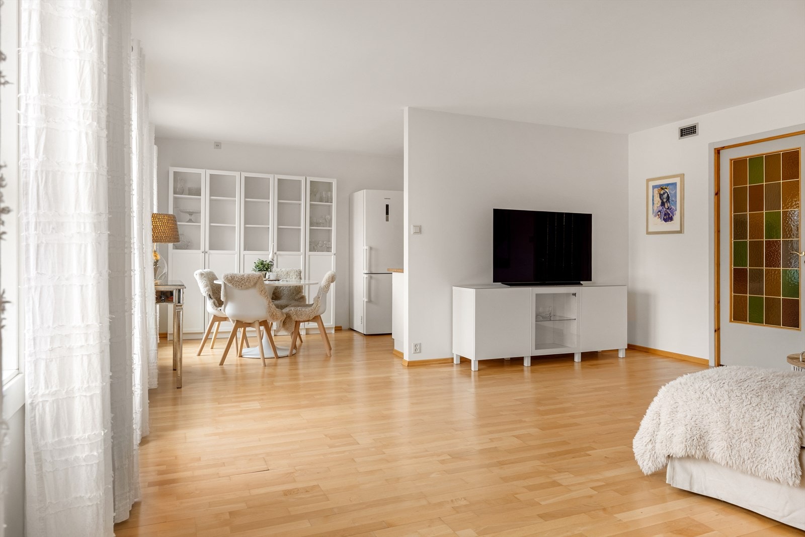 Her er gode innredningsmuligheter for både sofagruppe og spisebord. Galleribilde