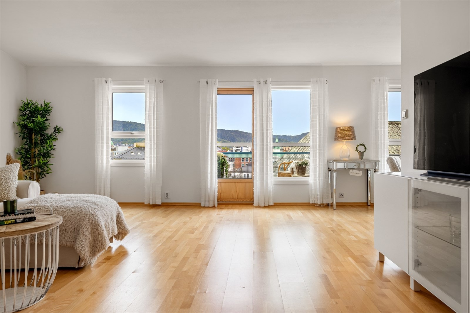 Åpen stue- og kjøkkenløsning med et areal på 36,7 m2. Store vindusflater og utgang til herlig balkong. Flere i borettsalget som har gjort om leiligheten til en 3-roms leilighet. Galleribilde