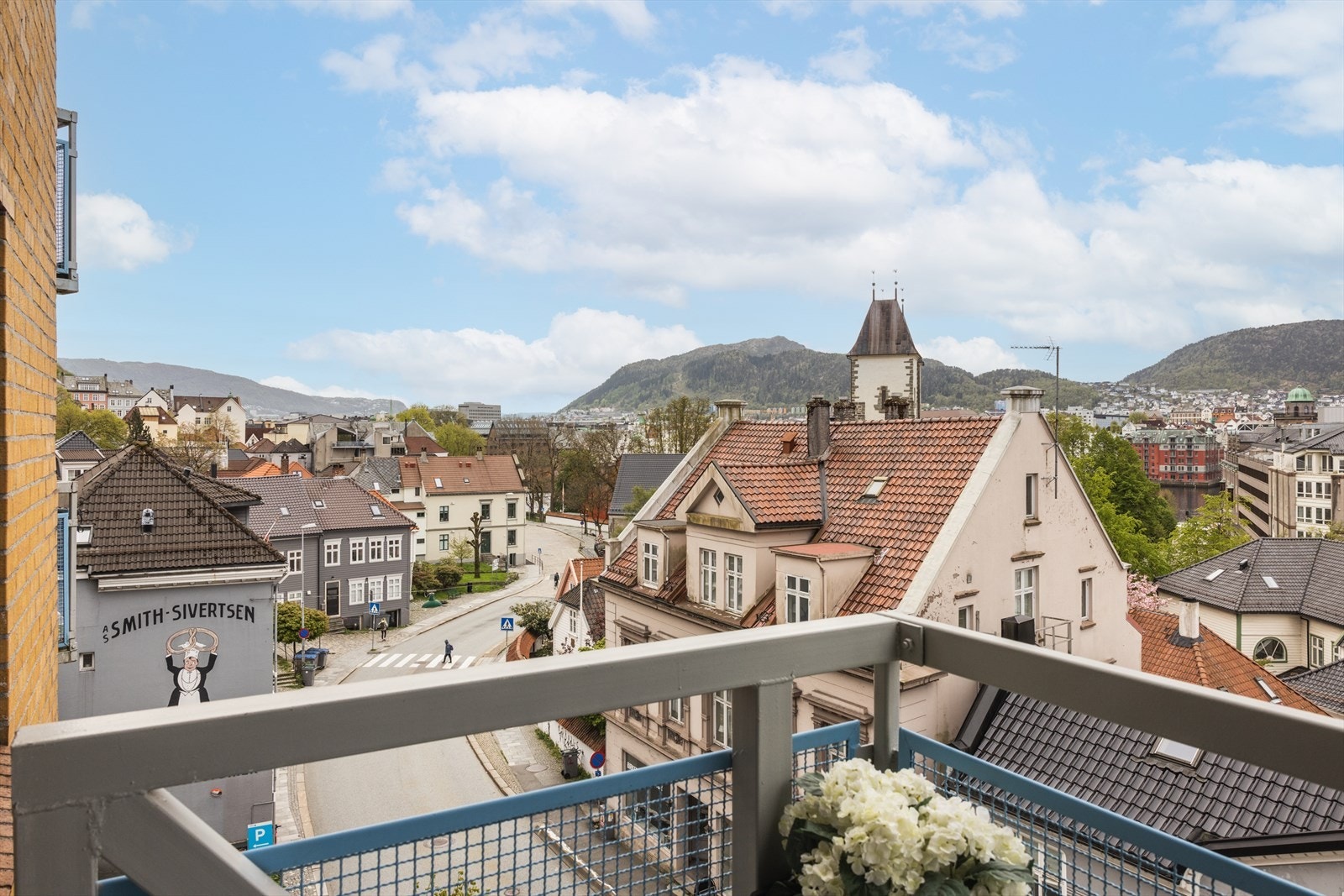Aktiv Eiendomsmegling v/ Jørn Tage Hereide har gleden av å presentere Birkebeinergaten 1. Stor 2-roms leilighet med balkong, heis og fast parkering i felles garasjeanlegg. Galleribilde