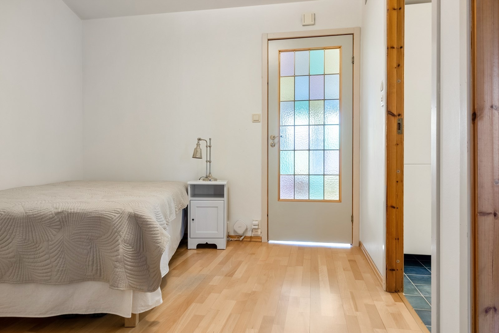 Hallen er i dag innredet med seng og brukt som gjesterom. Galleribilde