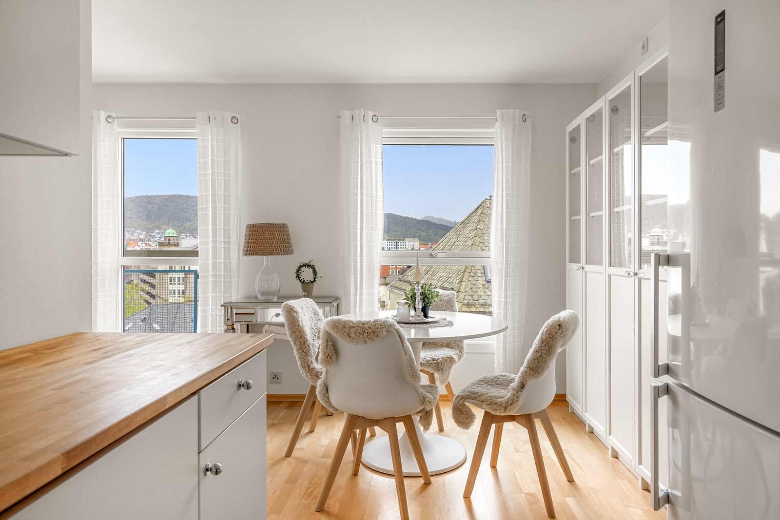 Vindusflatene rammer inn den flotte utsikten som strekker seg utenfor. Galleribilde