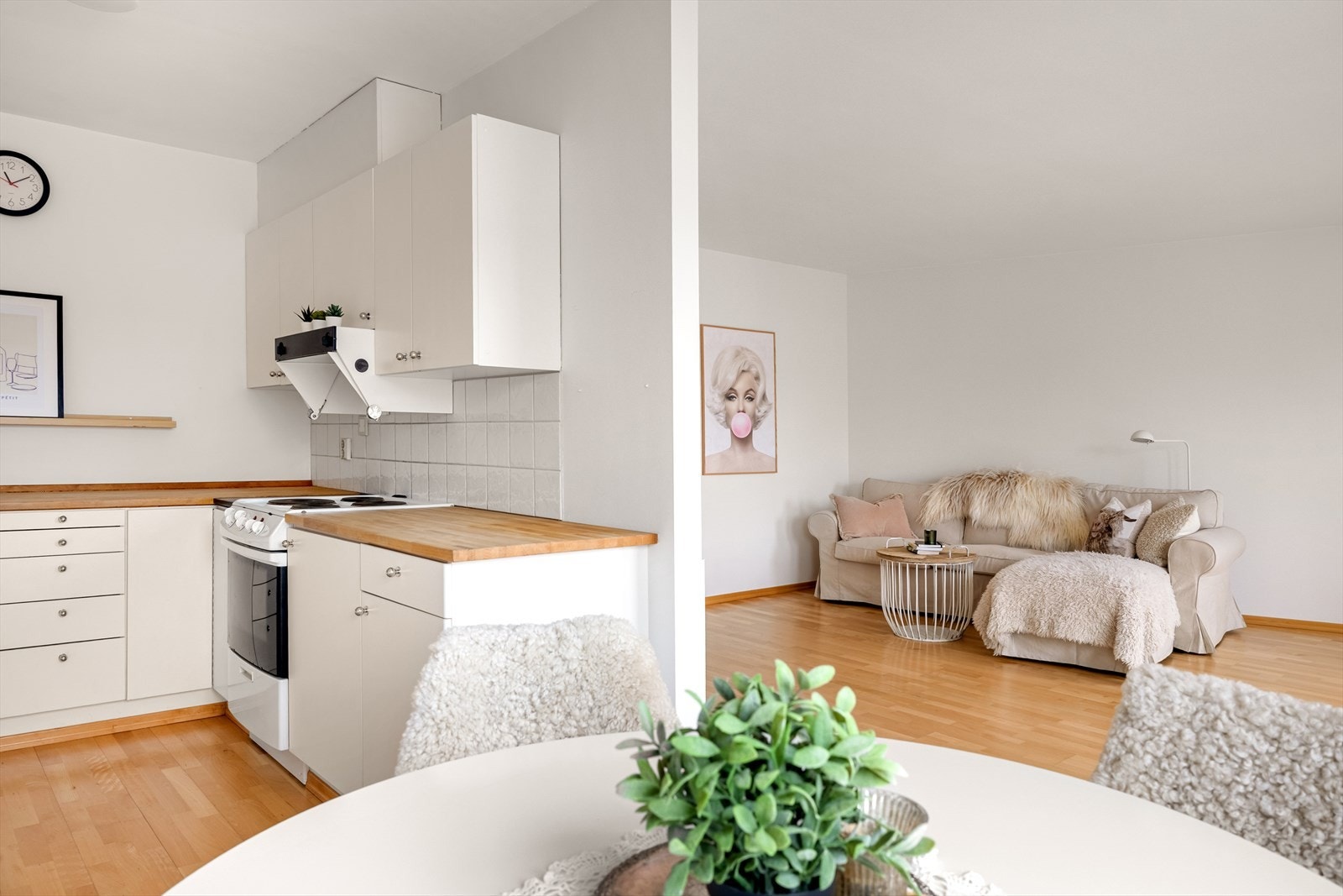 Stue sett fra kjøkken. Halvåpen løsning mot stue som får stuen til å virke ekstra romslig Galleribilde